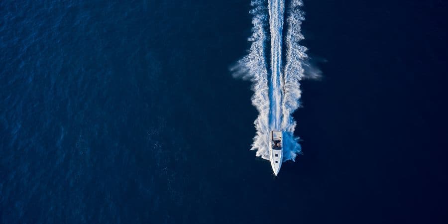 Boot auf offenem Meer